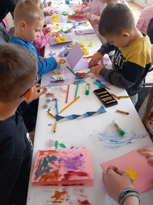 RADIONICA IZRADE ČESTITAKA POVODOM MAJČINOG DANA
